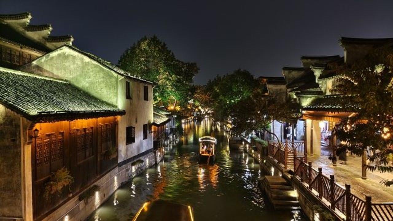 港媒曝香港房价大跌，陈奕迅趁低吸纳，房龄49年